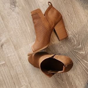 Qupid heeled open toe booties size 8.5